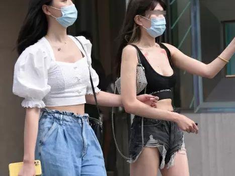 【盗撮】公衆の面前でパンティ露出！街中で美女二人組に粘着してショーパンの隙間からパンチラ隠し撮り！