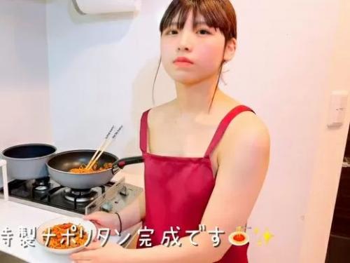 18歳の現役JKYouTuberが裸エプロンで料理をして横チラ乳首晒す（チャンネルはBAN）