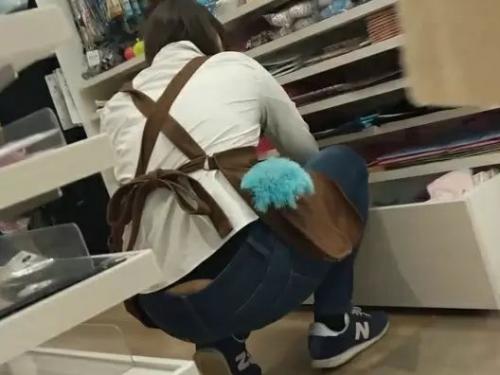 【盗撮】ショップ店員パンチラ！腰パンしてパンティ見えた状態でお仕事中の女性店員さんを隠し撮り！