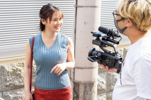 【素人】優しそうな美人妻に謝礼をチラ付かせて童貞チンポを洗わせると発情して筆おろし...