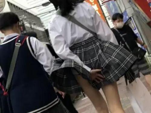 【盗撮】隠し撮り風パンチラ！暴風雨の日に制服美少女たちのスカートが捲れた瞬間を激写！