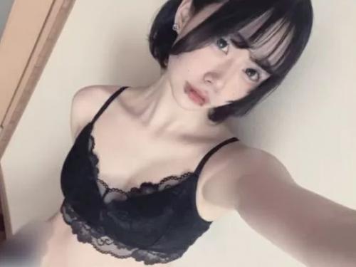 【個人撮影】動画までアップ！口ピアスが痛そうな１８歳スレンダーギャルが全裸パイパンヌードを裏垢公開！