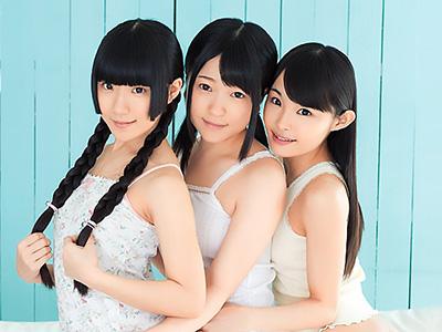《乱交》ちっぱいの美少女南梨央奈が二穴同時で潮吹き！パイパンキツマンに男根を突っ込んで何度もイキまくり超エロい！