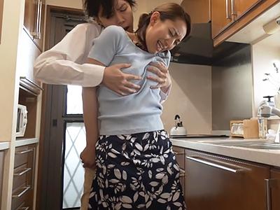 【人妻×中出し】無防備な人妻たちが大量に犠牲に！キッチンで野生並ピストンにより、種付けプレイで中出しされてるんだがｗｗｗ