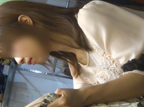 【盗撮】見逃し厳禁！真剣なまなざしで買い物してる超可愛いギャルのワンピース内で逆さ撮りしてパンチラを激写！