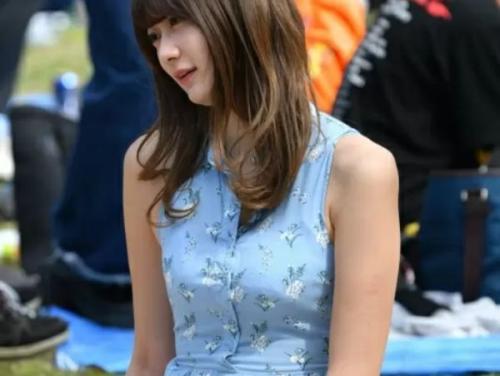 【盗撮】花見シーズンに代々木公園でパンチラを撮影された超美形のギャルの股間がもはや神々しいｗｗｗ