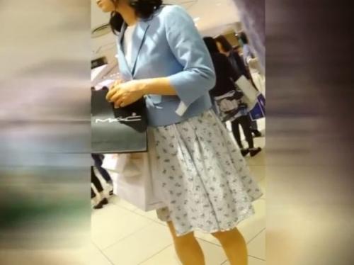 【盗撮】デパ地下で全身からお色気オーラダダ洩れな美人セレブ若妻のパンチラ逆さ撮り！