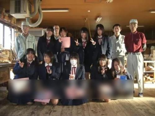 《お宝パンチラ》企業訪問に訪れた会社のパンフレットに掲載された写真で美少女JKの純白パンティが露出ｗｗｗ