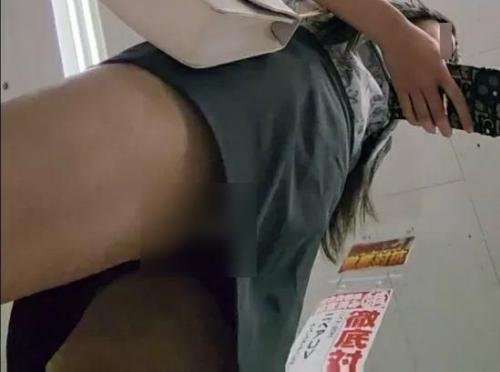 【盗撮】ド〇キ・ホーテで買い物中に見かけたスーパー美女のミニスカ内から生足パンチラを激写！