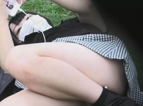 【盗撮】超高画質カメラで思いっきりズームイン！休日の公園でくつろぐギャルのパンチラ隠し撮り！