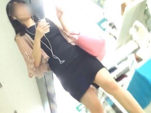 【盗撮】ワンピの中身が興奮そそる！フェロモン漏れ過ぎな素人お姉さんのパンチラを逆さ撮り！