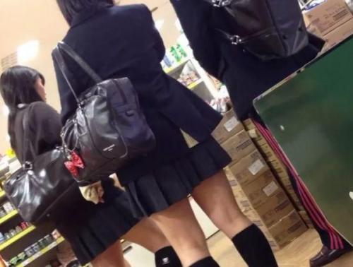 【盗撮】マジなやつ！放課後の制服女子校生達に粘着してピカピカの下半身から隠し撮りした危険パンチラ！