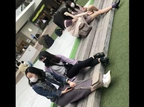 【盗撮】ラゾーナ川崎で超スレンダー美脚美人のJDがショーパンの隙間からパンチラどころかマン肉露出中ｗｗｗ