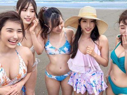 この後全員食べられてしまうビーチにたまたまいた水着美女集団