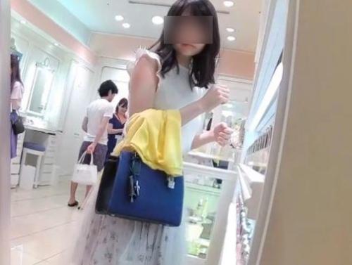 【盗撮】色白ピュア美少女のような美人ギャルの白い美脚の隙間からパンチラ隠し撮り！