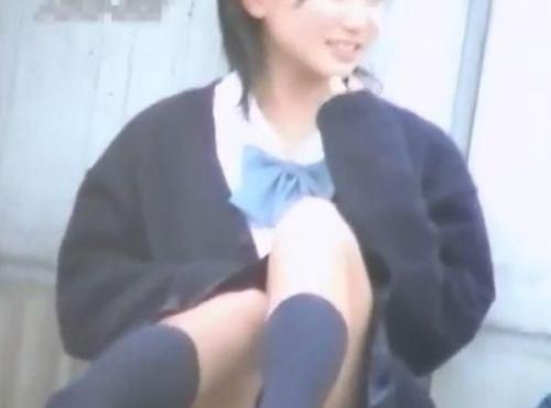 【盗撮】マジで可愛い女子校生美少女のアドケナイ表情と股間のパンチラを無断撮影！