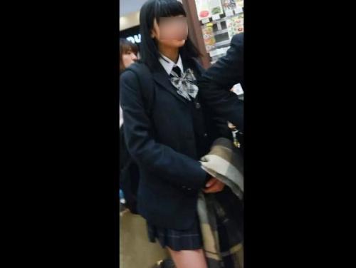 【盗撮】たまに見かけるよね！顔付きはまだ子供なのにスレンダー超美脚でスタイル抜群な制服ロリのパンチラ！