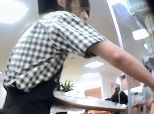 【盗撮】純白パンティを食い込み中！清純美人のベーカリーショップ店員のパンチラを隠し撮り！