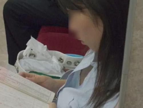 【盗撮】ブラウスのボタンをかけ忘れたのか思いっきり胸チラしてる黒髪美少女の女子校生を発見ｗｗｗ