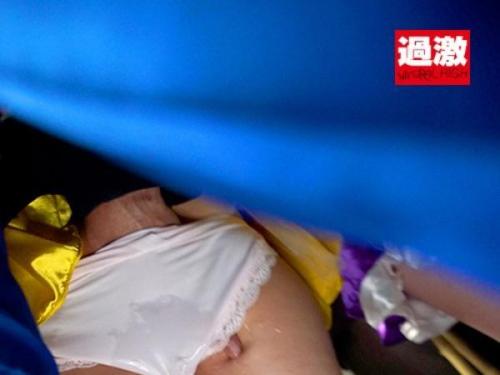 ハロウィンの夜、魅惑的なコスプレ美女が抗えない快楽の渦に巻き込まれる！