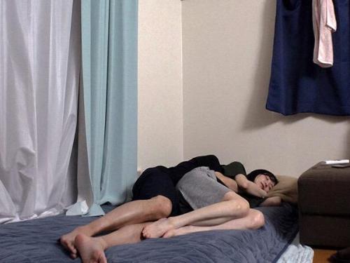 【生ハメ】「夫のチ○ポより気持ちいいかも♡」セックスレスの人妻が大学生と一泊することに…！
