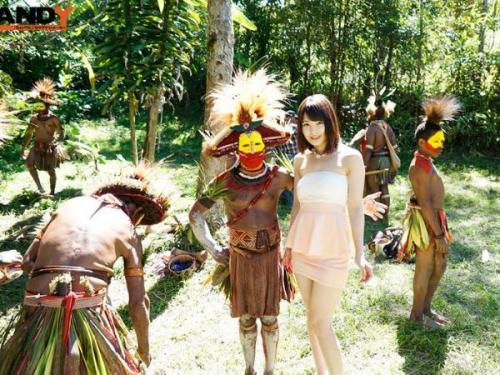 【異国の彼】魅惑の異国の男性に心奪われたギャル、今日も彼の魅力に溺れて奮闘！車内での大胆なポーズと至福の表情