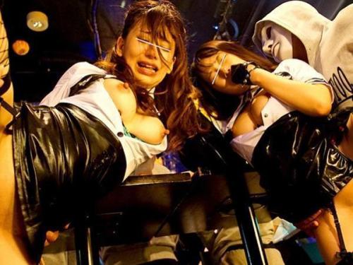 ハロウィンパーティーで楽しむコスプレ美人が無情に犯され、快楽の渦に巻き込まれる！