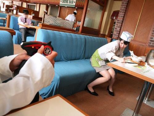【おもらし】ファミレスで働く美人パート女子にローターを仕込んで勤務中にスイッチをオン！『あ、出ちゃう！やめて〜〜〜』