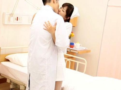 ＜紗倉まなｘナース＞魅惑の小悪魔ナースが患者の欲望を刺激し、溜まった精液を狙って官能的な誘惑プレイ！