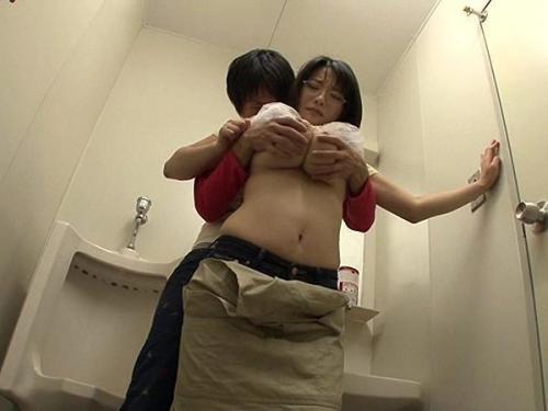 年少の男子たちに秘密を握られた豊乳のママ、彼らの欲求に従うしかなく…彼女の肉体は徐々に快感に没入していく…澁谷果歩
