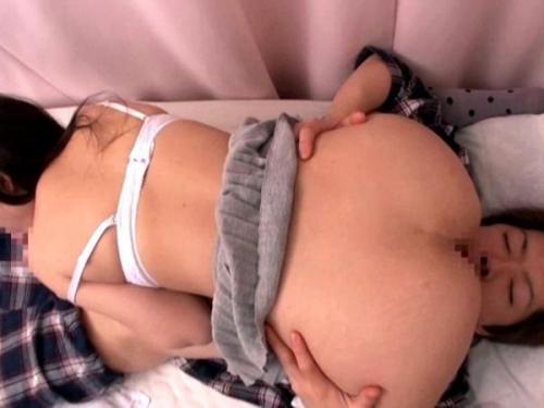 姉の幼い彼女が彼氏のお見舞いに来て、無意識にパンチラしながら手で愛撫を始める。それを目撃したニーハイ姿の妹が興奮し、隣のベッドの患者と情熱的なひとときを過ごす。