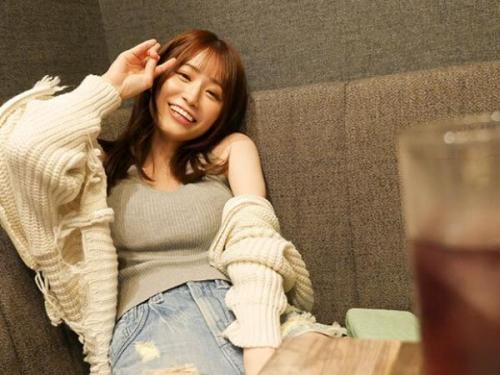 ＜未歩なな＞現代風のセクシーな女性が、アルコールと男性の性器を愛して止まない！追加の催淫剤で、極度のエロな状態になり、情熱的にセックスを楽しむ！