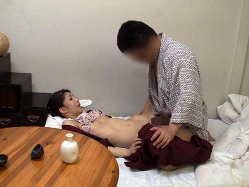 旅館の仲居さんに心づけを渡し、甘美な囁きで誘惑。特別なもてなしが始まり、手から口へと進展し、最後には生のままの体験が待っている？！