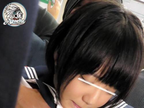 [閲覧注意]電車内で無垢な少女が無情にも全身を弄ばれ、抵抗できずに屈辱を味わう……下着を濡らしながら耐える悲劇