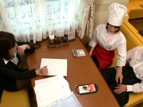 【秘密の夜】「やばいな...妻に知られたら大変だ...」妻に気づかれずに居酒屋で男のアレをこっそり楽しむｗ