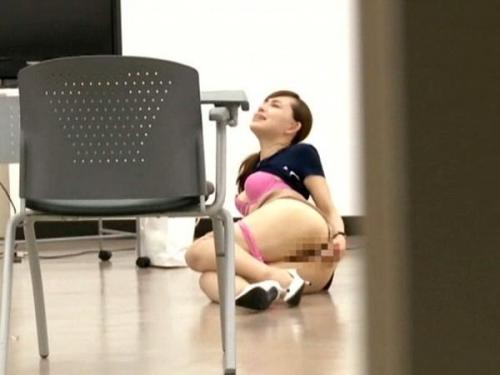 英会話講師の女性が、秘密を握られたことで脅迫され、禁断の関係に身を委ねる！