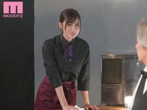 《彼女》逆寝取られ：店主と豊満なパートタイマーが欲望を露わにし、密かに交わる情熱的な性行為