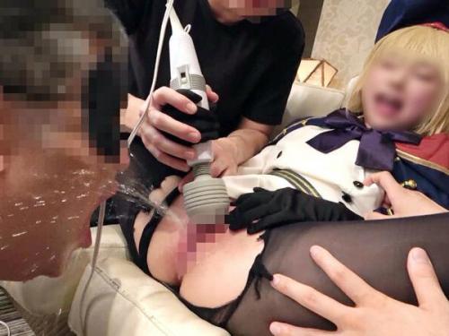 【コスプレイヤー】自称アイドルの生意気な美人レイヤーが年上男性たちに囲まれ、肉便器として扱われる過激プレイ！