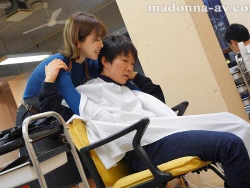 ＜黒川すみれｘ美容師＞妖艶な香りを放つ人妻が、旦那の肉棒では満たされない情欲を、見知らぬ男の硬い欲望にぶつけまくる！禁断の快楽に溺れる一夜の情事！