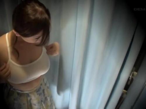 「やめて、そこはダメぇ…」過敏な胸を優しく弄ばれ、悦楽に沈む既婚女性が絶頂の頂点で喘ぐ一瞬を捉えた禁断の情景