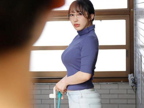 ＜弥生みづき＞眼鏡をはずすと痴女化する美人奥さんが隣家の大学生を誘惑して肉食セックス！