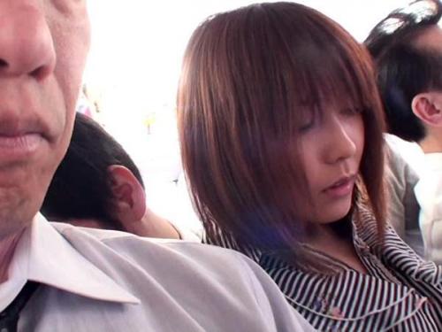 【満員電車での予期せぬ出来事……股間に触れる感触！？】混み合った車内で魅惑的なブロンド美女の豊満なヒップに思わず密着する体験