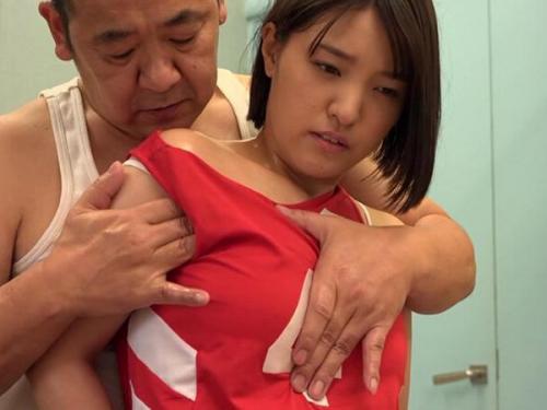 【ワイセツマッサージ】運動療法と称して純情な美少女選手を淫らな刺激で悶えさせ、絶頂へと導き犯す非道なコーチの卑劣な罠