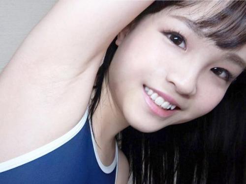 ＜工藤ララ＞幼さ溢れるスクール水着の美少女が年配男性の肉棒を素股で揺さぶり、深みのある口技で精液を絞り取る！