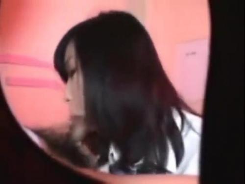 制服を着た女子高生が密かに働く秘密の場所で、未●年に特別なサービスを受ける貴重な体験ｗｗ
