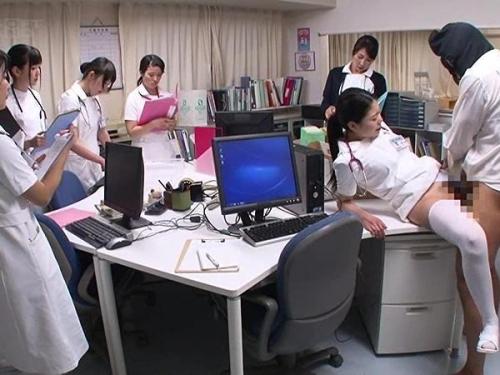 【禁断の診療室】「みんなの前で……」無感覚な白衣の美女が院内で大胆な快楽セッション