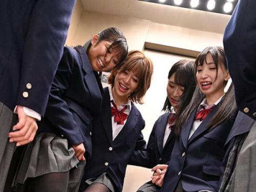 【女子高生×集団プレイ】蒸し暑いエレベーターで女子高生たちに囲まれ、思い切って飛び込んだら、予想外の展開が待っていた！