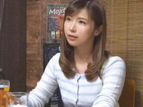 ＜共席酒場＞抱きしめるストレスを持つ魅力的な40代の美しい成熟した女性が、酒場で気が合った若い男性と情熱的な不貞の愛を交わす！