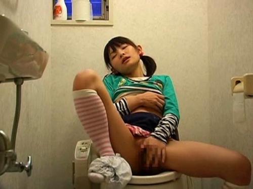 【オナニー】『んん...キモチィ...♡』美少●生がトイレでおしっこした後に性欲も満たしているのをコッソリと盗撮！！