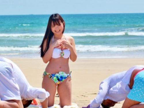 ＜素人誘惑＞エロ好きビキニギャルが2人の男に誘惑されて濃厚3Pプレイ！